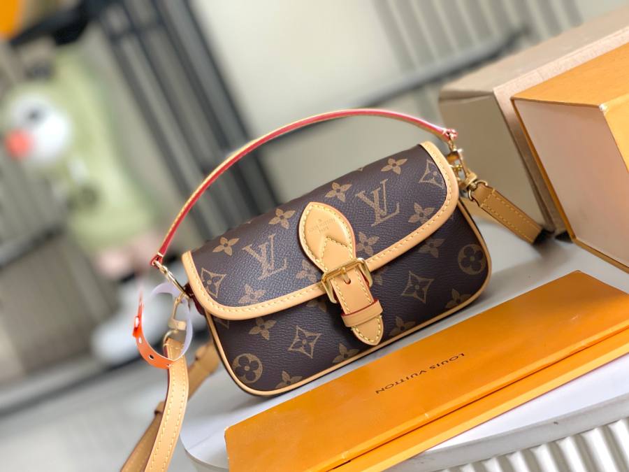 Louis Vuitton Diane M83566 19 x 10.5 x 6 Monogram A5B7