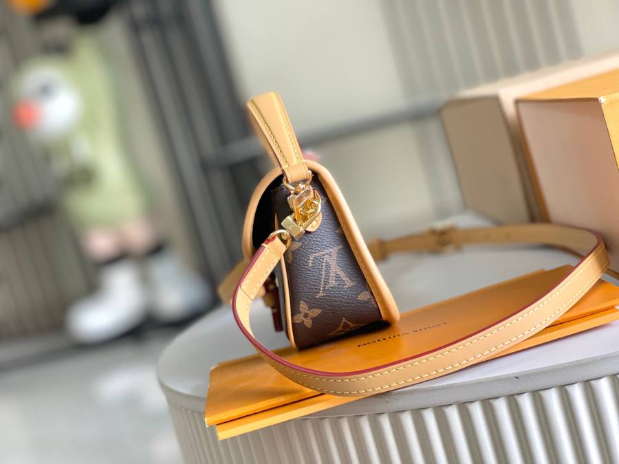 Louis Vuitton Diane M83566 19 x 10.5 x 6 Monogram A5B7