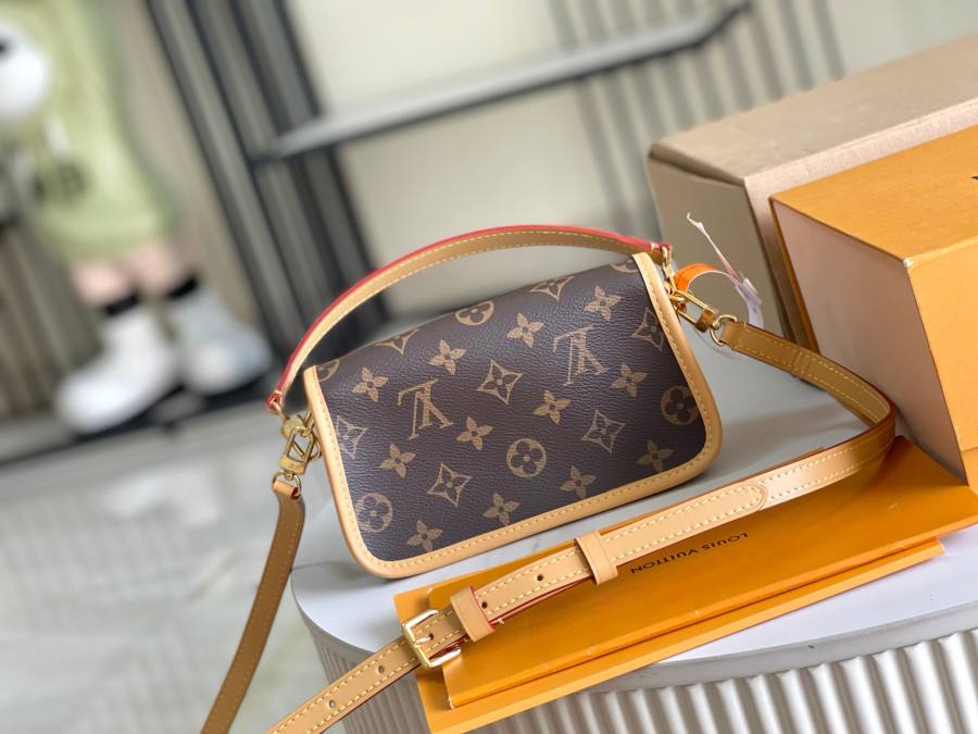 Louis Vuitton Diane M83566 19 x 10.5 x 6 Monogram A5B7