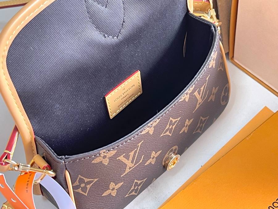 Louis Vuitton Diane M83566 19 x 10.5 x 6 Monogram A5B7
