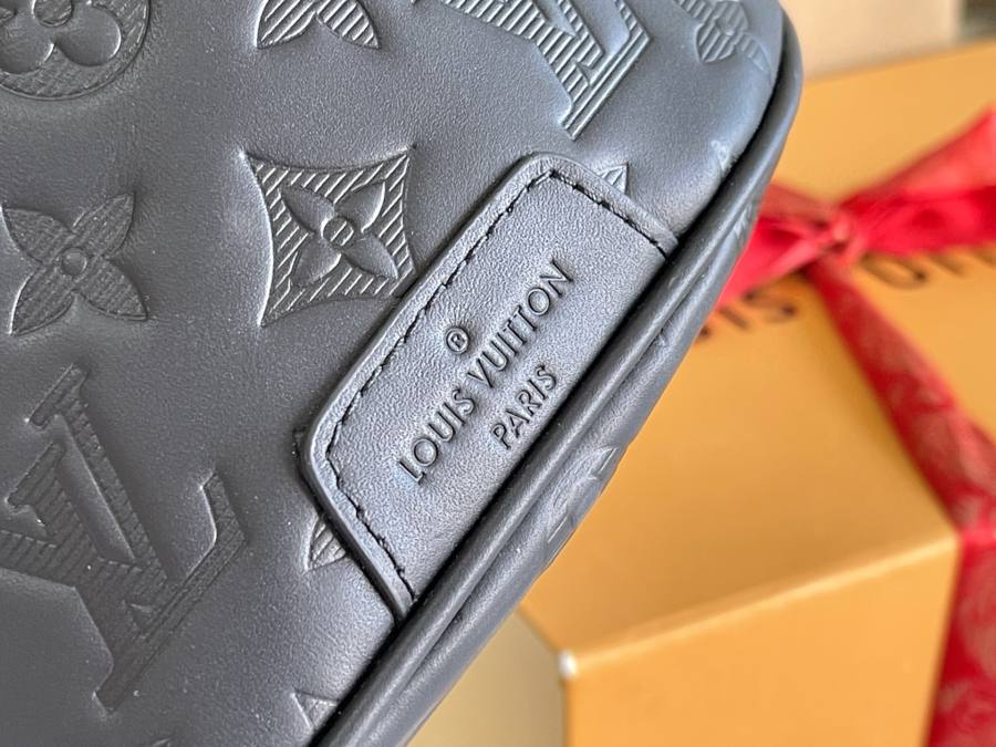 Louis Vuitton Discovery Bumbag PM M46036 44 x 15 x 9 5AA5