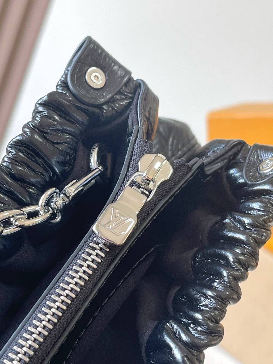Louis Vuitton Pochette Sling M27822 Black 1600