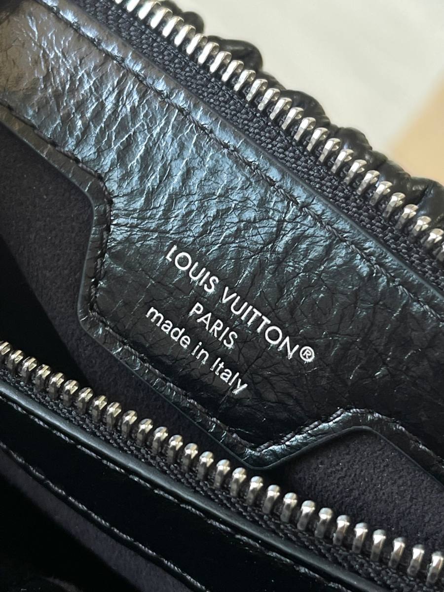 Louis Vuitton Pochette Sling M27822 Black 1600