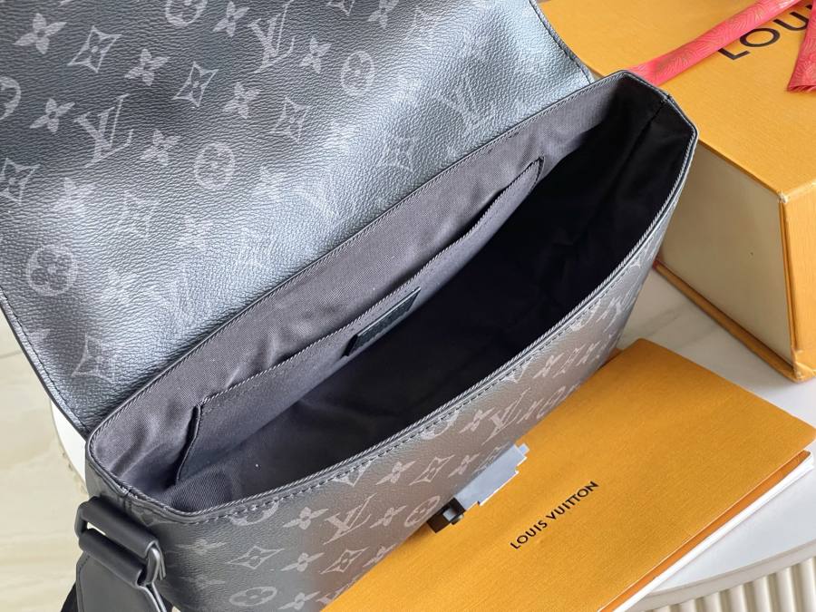 Louis Vuitton S-Cape Messenger M46794 32 x 23 x 8 AAE1