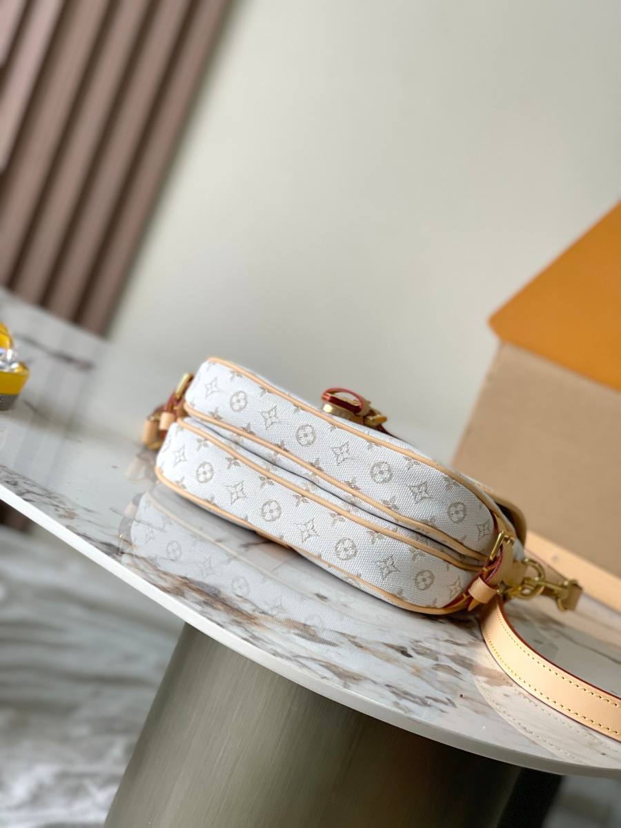 Louis Vuitton Saumur BB M1232 4372
