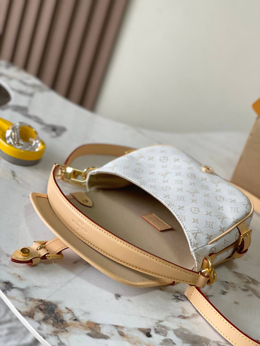 Louis Vuitton Saumur BB M1232 4372