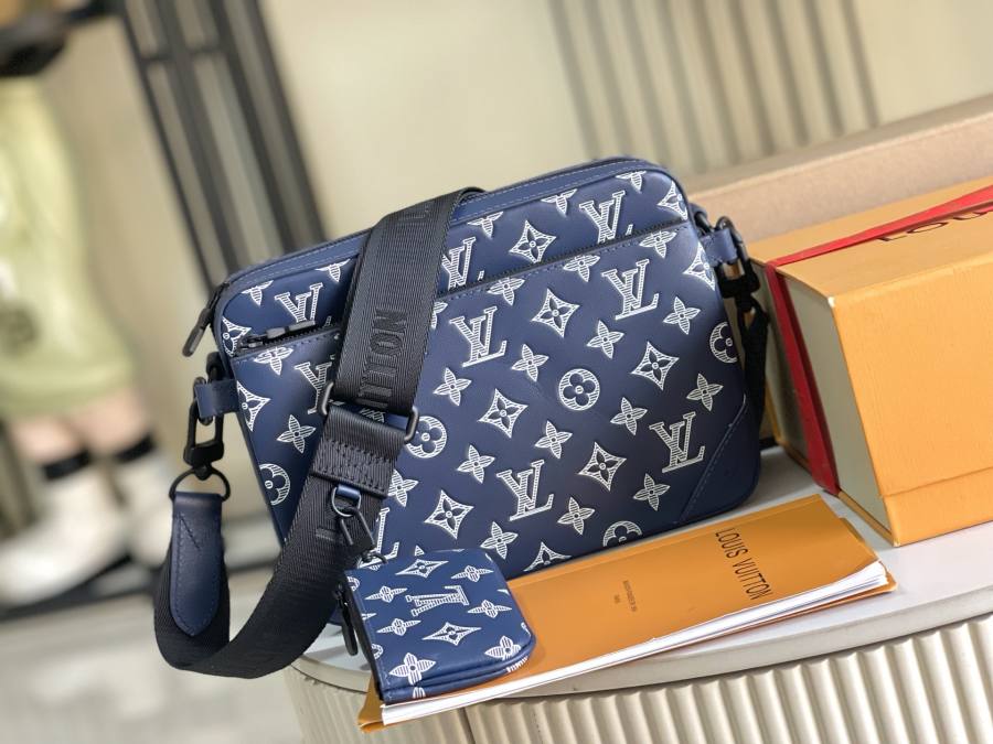 Louis Vuitton Trio Messenger M24753 25 x 18.5 x 7 4E11