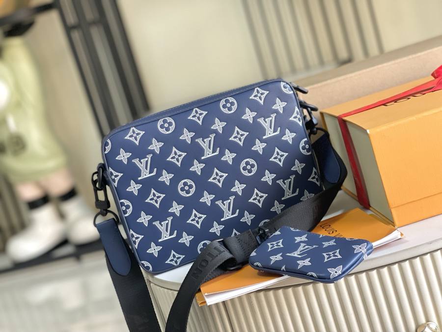 Louis Vuitton Trio Messenger M24753 25 x 18.5 x 7 4E11