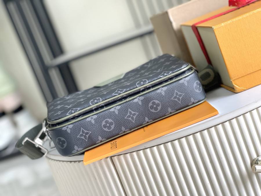 Louis Vuitton Trio Messenger M28628 25 x 18.5 x 7 1CEC