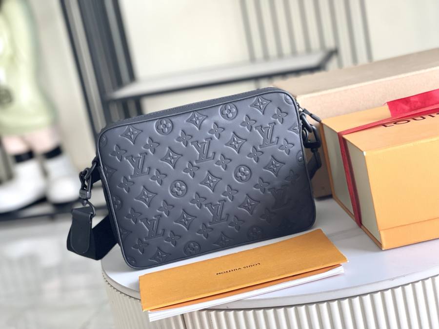 Louis Vuitton Trio Messenger M46602 25 x 18.5 x 7 9B62