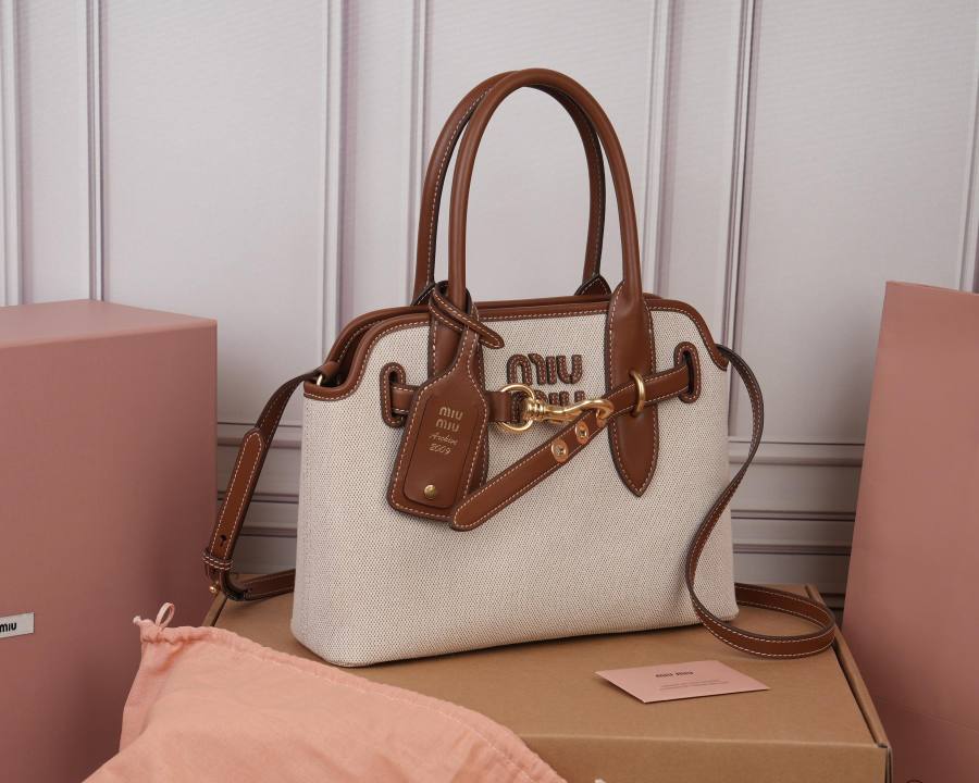 Miu Miu Aventure Nappa Small 5BA292 4C06 28 x 16 x 8