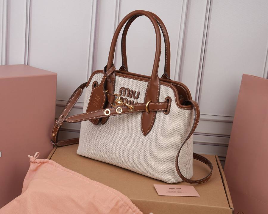Miu Miu Aventure Nappa Small 5BA292 4C06 28 x 16 x 8
