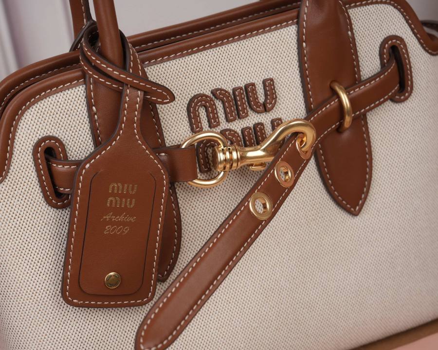 Miu Miu Aventure Nappa Small 5BA292 4C06 28 x 16 x 8