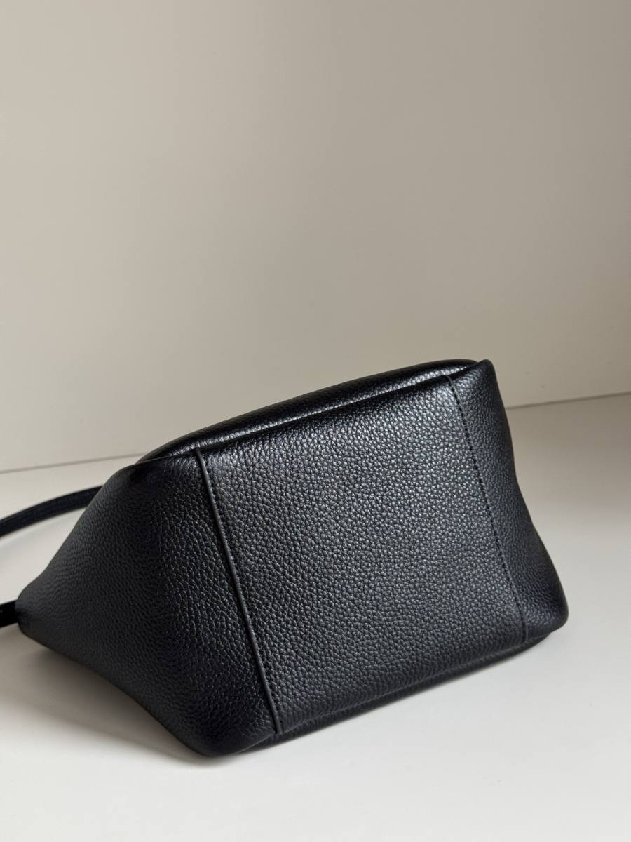 Saint Laurent Bea Small Tote 47 x 23 x 13 86A6