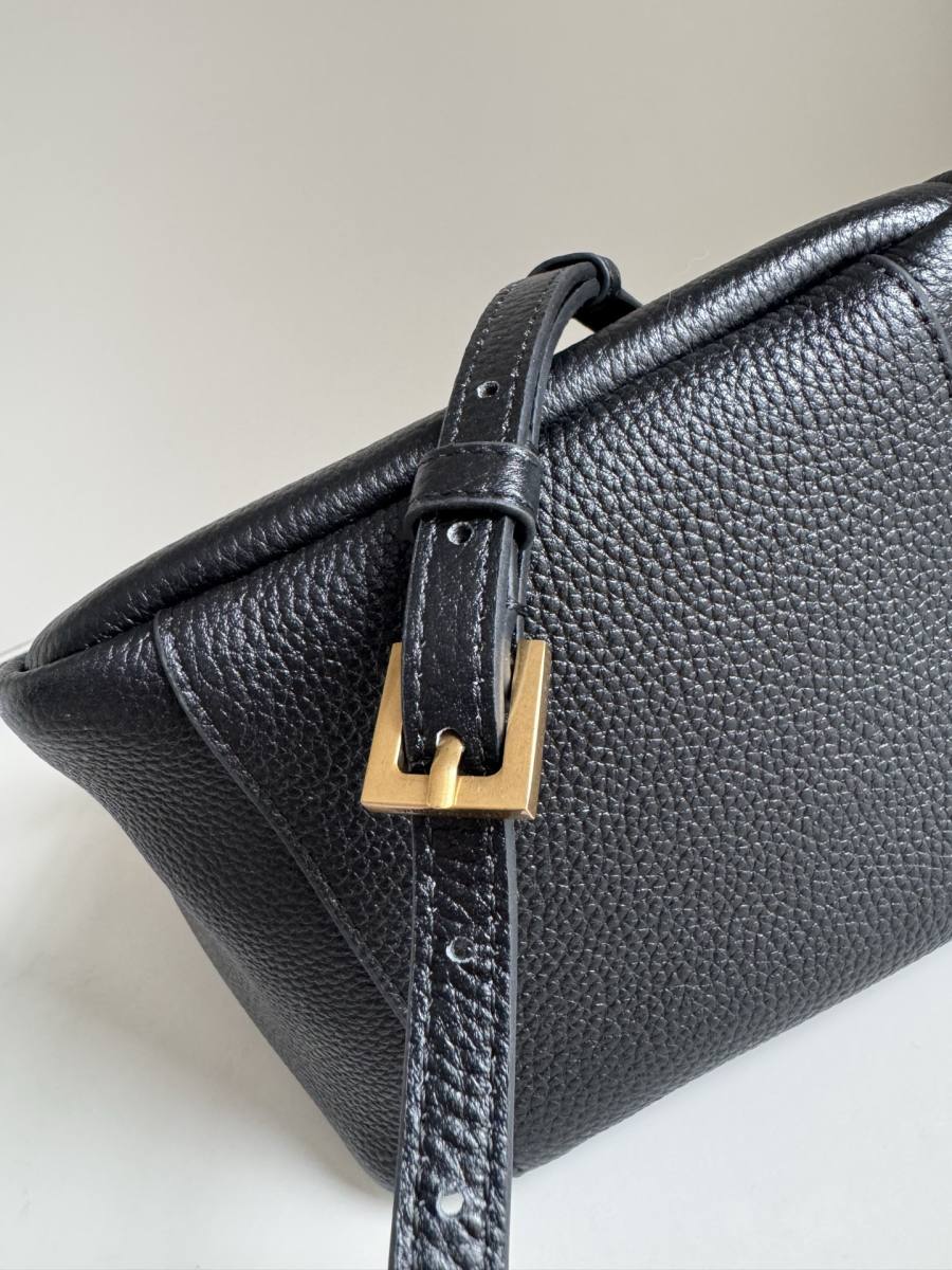 Saint Laurent Bea Small Tote 47 x 23 x 13 86A6