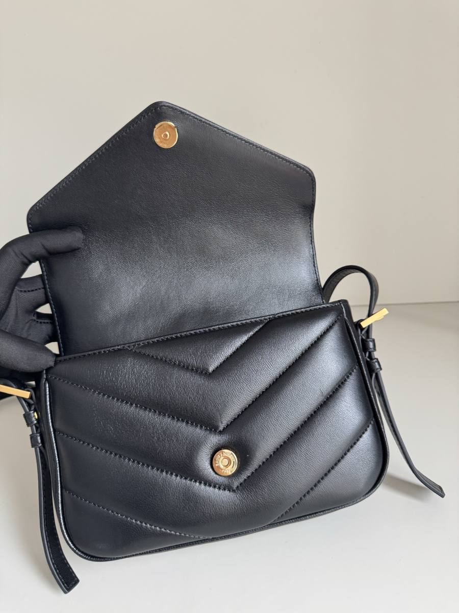Saint Laurent Loulou Small 25 x 17 x 9 3D5E