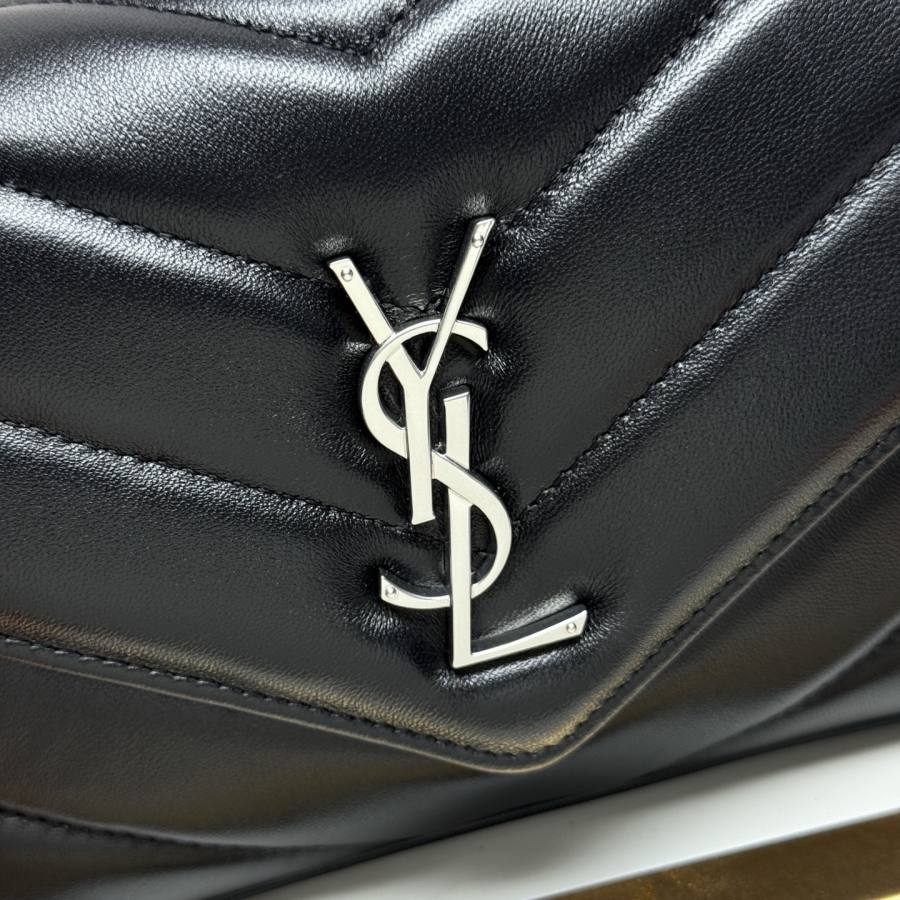 Saint Laurent Loulou Small 25 x 17 x 9 B58C