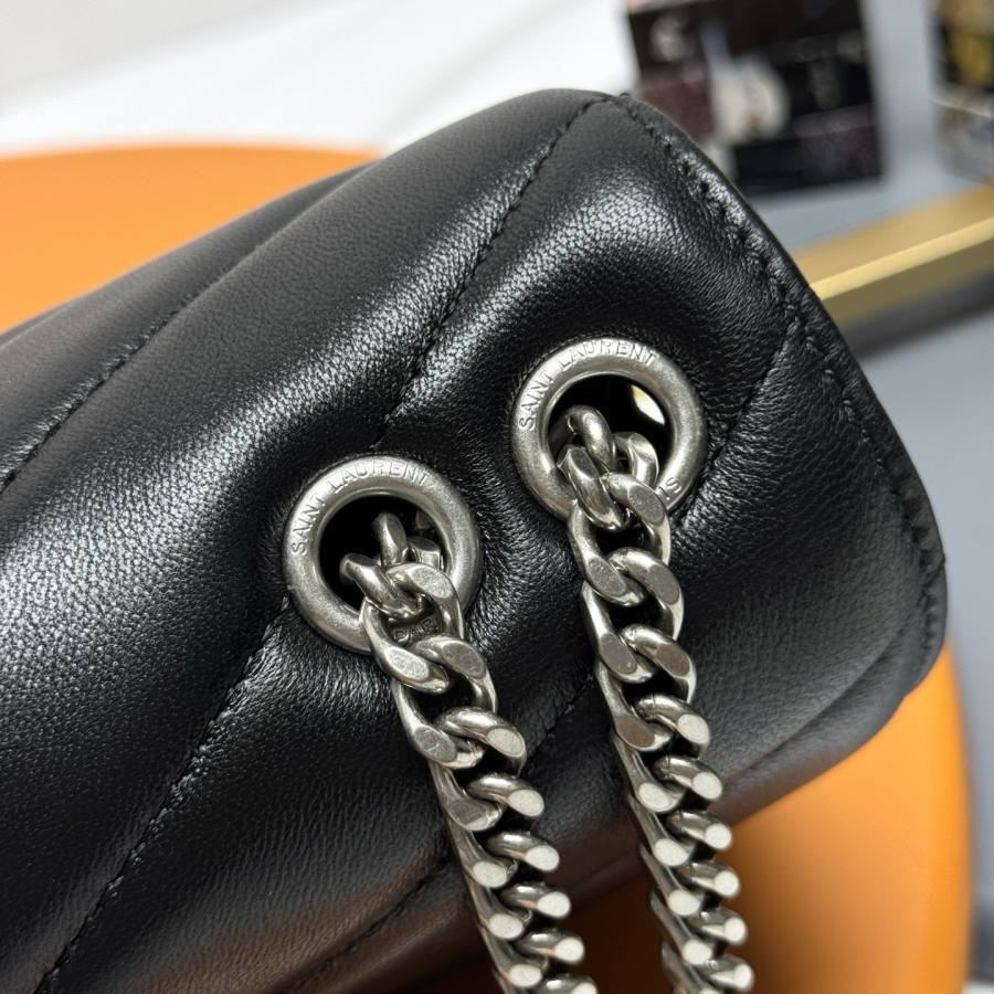 Saint Laurent Loulou Small 25 x 17 x 9 B58C