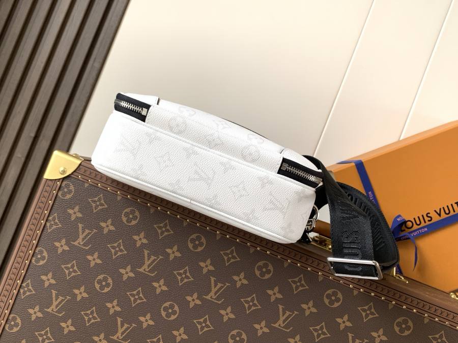 Louis Vuitton Alpha Messenger M31069 32 x 25 x 8 99BB
