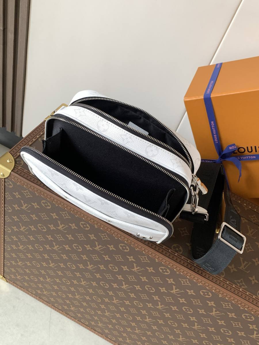 Louis Vuitton Alpha Messenger M31069 32 x 25 x 8 99BB