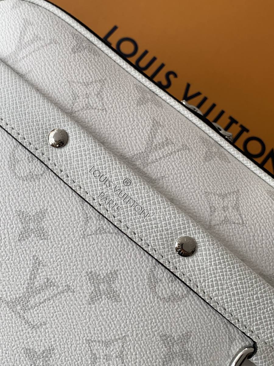 Louis Vuitton Alpha Messenger M31069 32 x 25 x 8 99BB