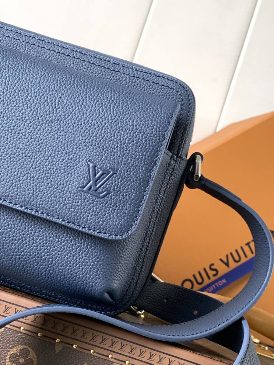 Louis Vuitton Boarding Messenger M15260 32 x 24 x 8 217D