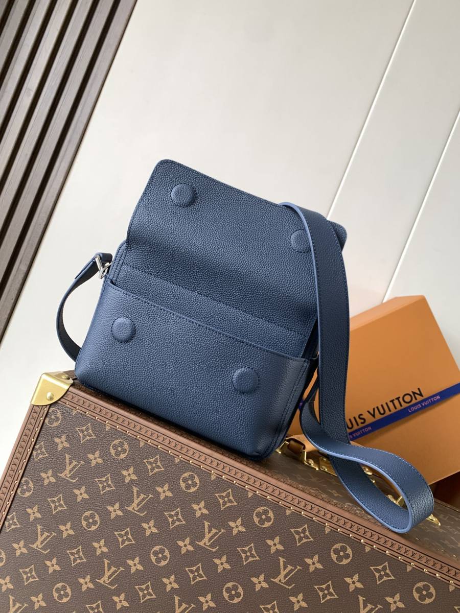 Louis Vuitton Boarding Messenger M15260 32 x 24 x 8 217D