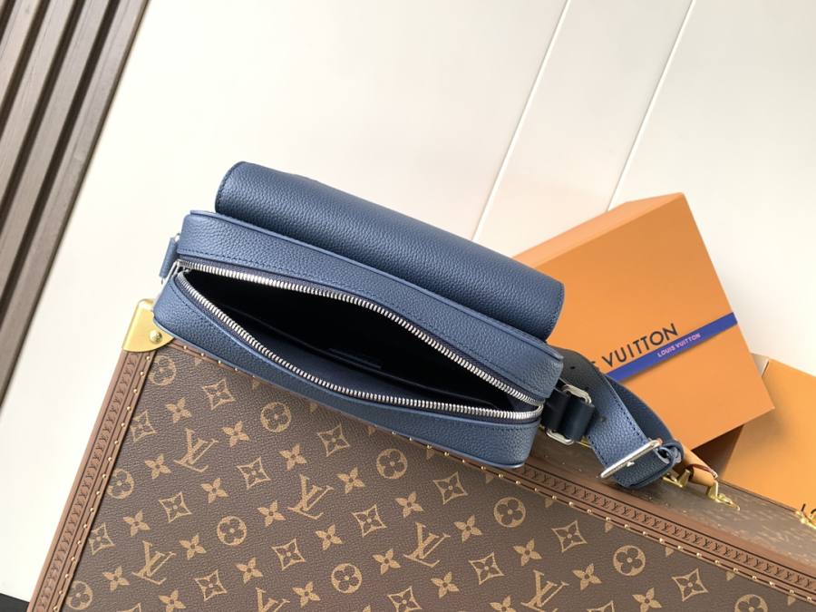 Louis Vuitton Boarding Messenger M15260 32 x 24 x 8 217D