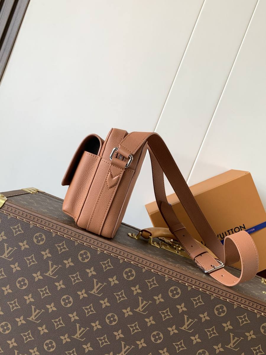 Louis Vuitton Boarding Messenger M25981 32 x 24 x 8 CF28
