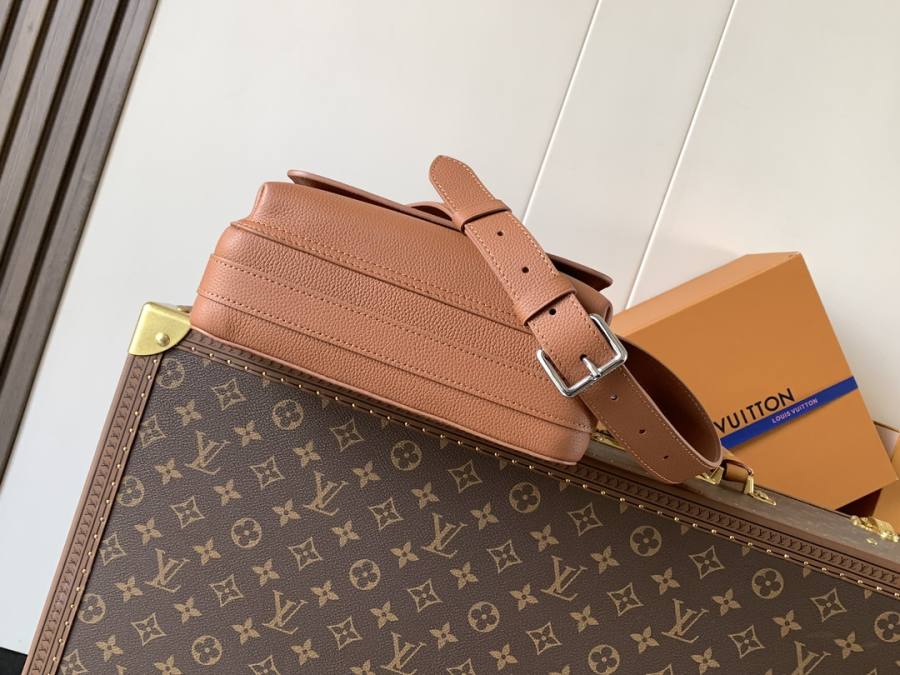 Louis Vuitton Boarding Messenger M25981 32 x 24 x 8 CF28