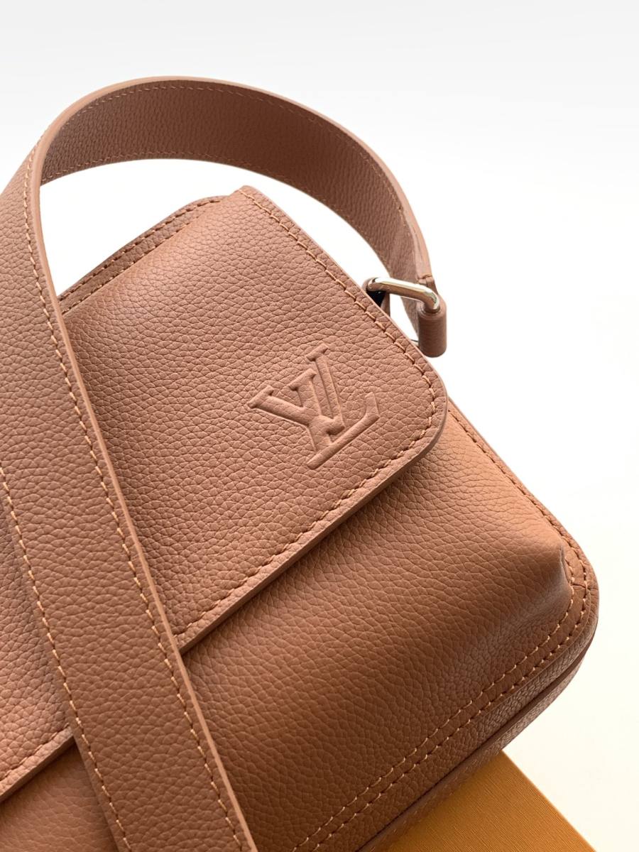 Louis Vuitton Boarding Messenger M25981 32 x 24 x 8 CF28