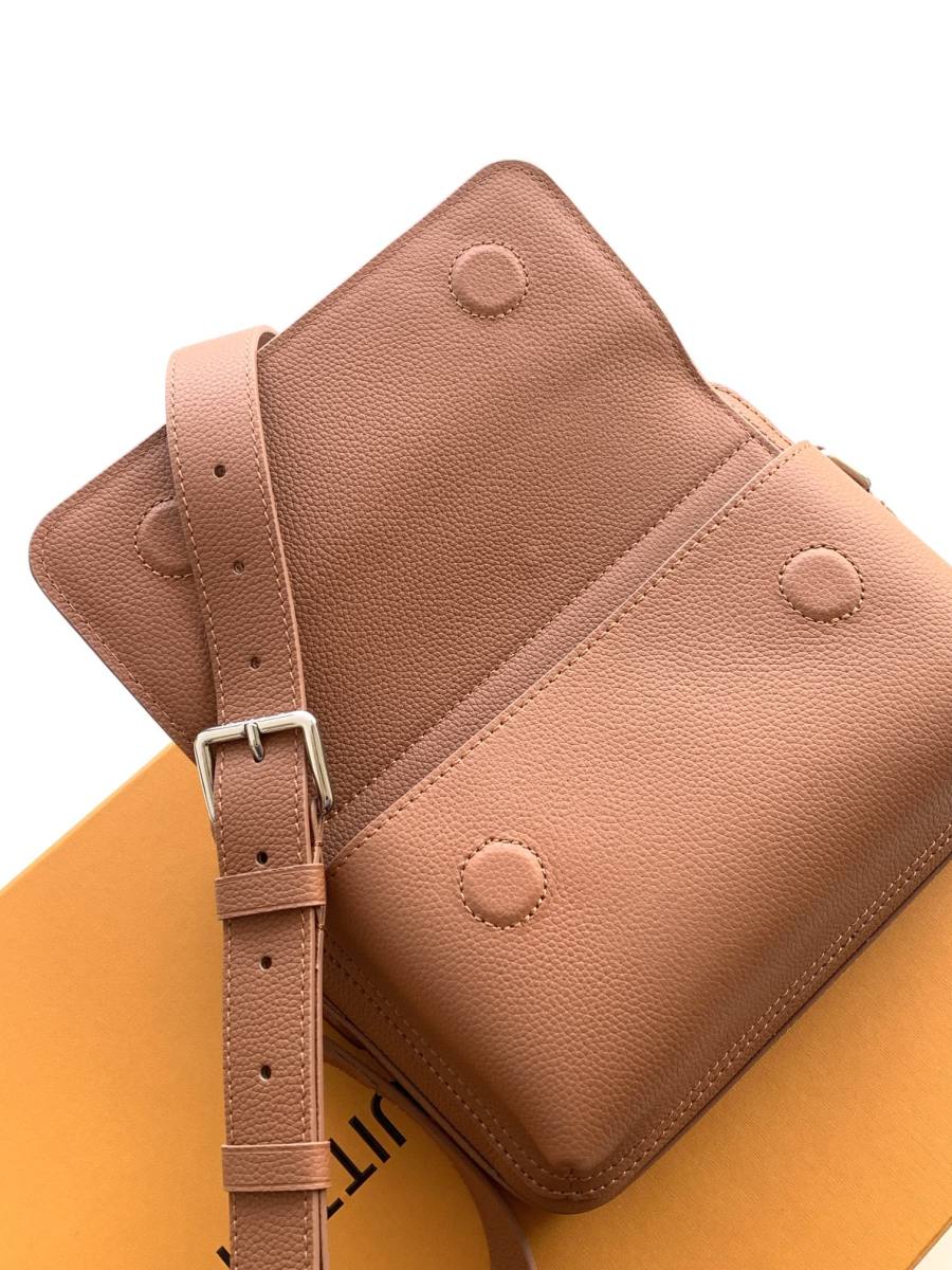Louis Vuitton Boarding Messenger M25981 32 x 24 x 8 CF28