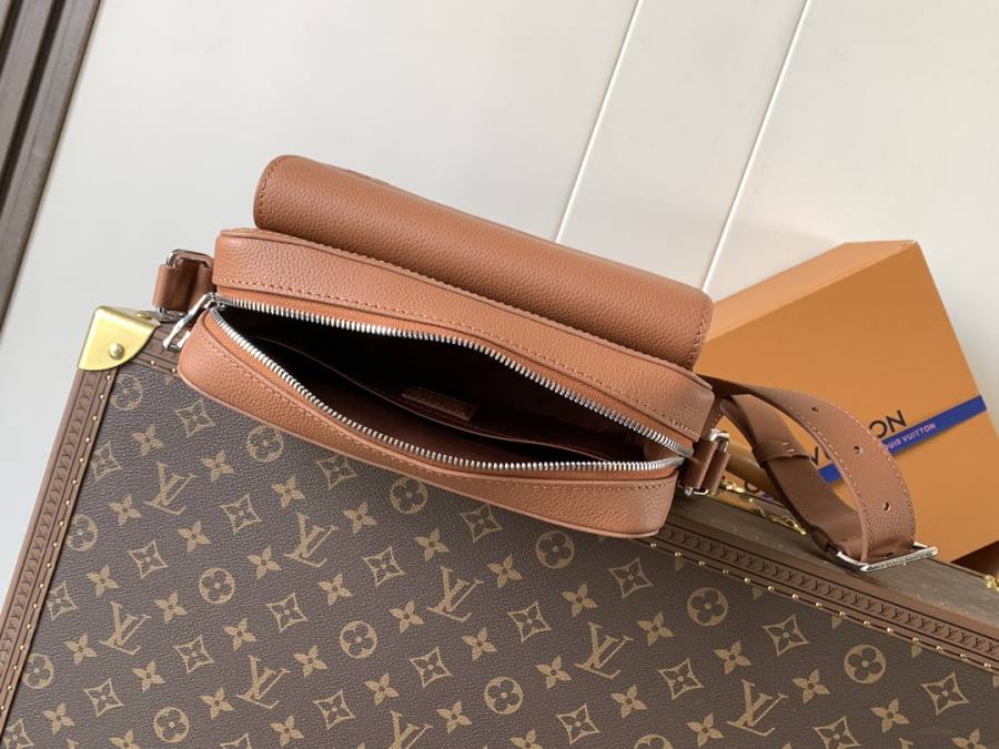 Louis Vuitton Boarding Messenger M25981 32 x 24 x 8 CF28