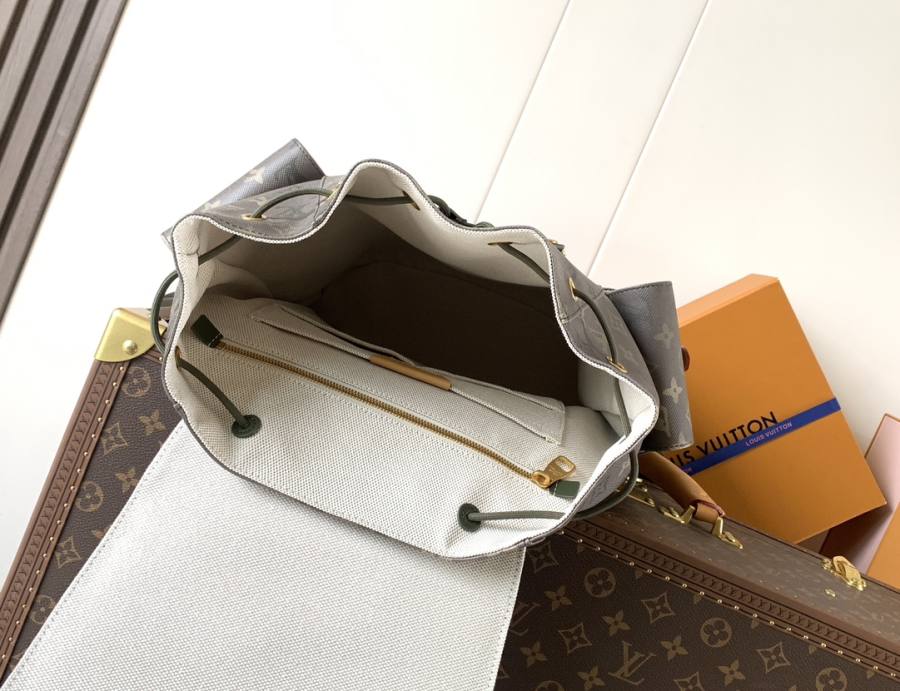 Louis Vuitton Christopher PM M27080 32 x 41 x 15 7107