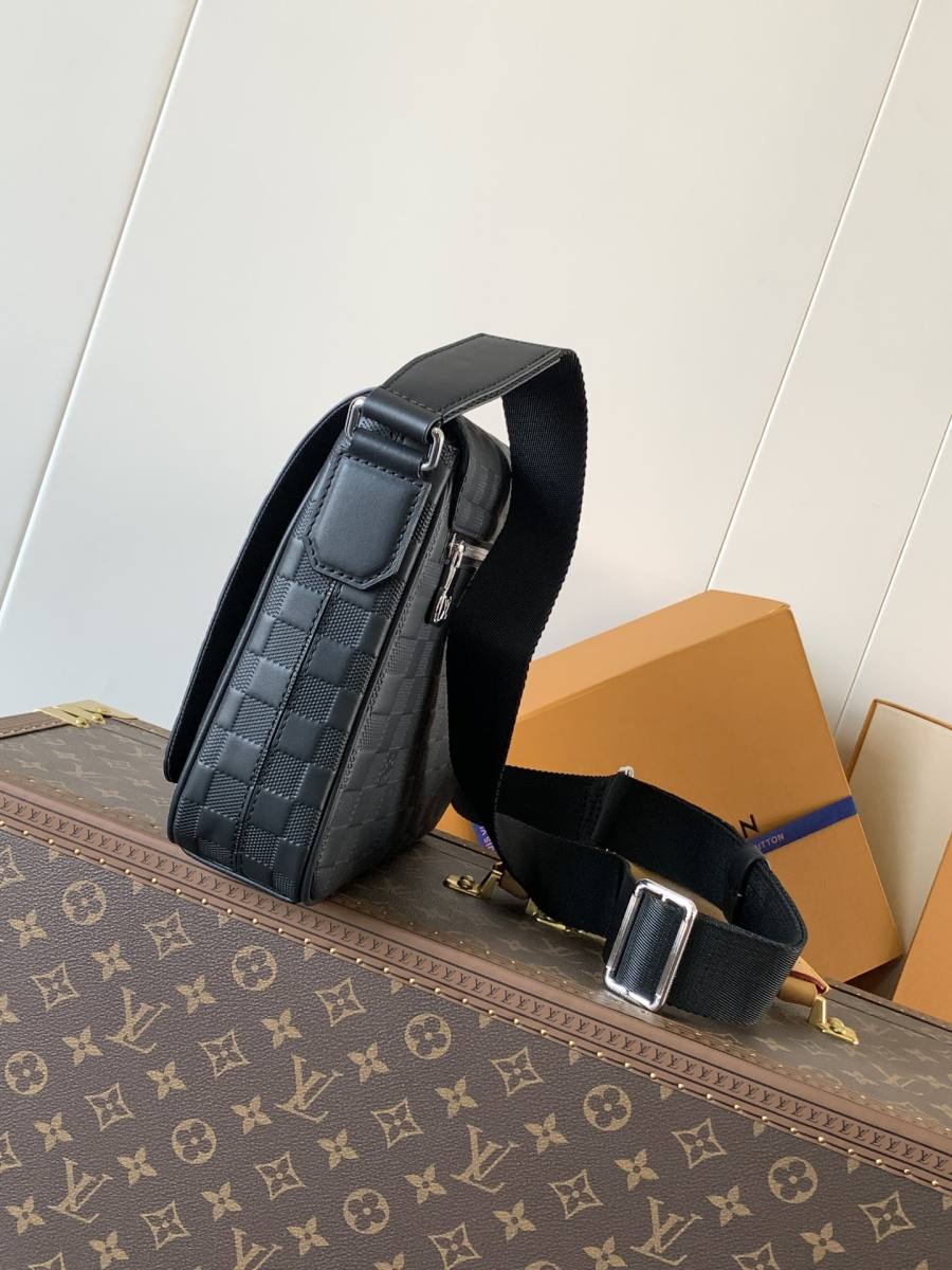 Louis Vuitton District Small M42711 21 x 16 x 6 2B96