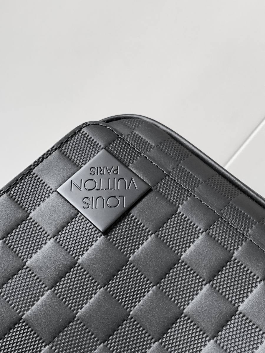 Louis Vuitton District Small M42711 21 x 16 x 6 2B96