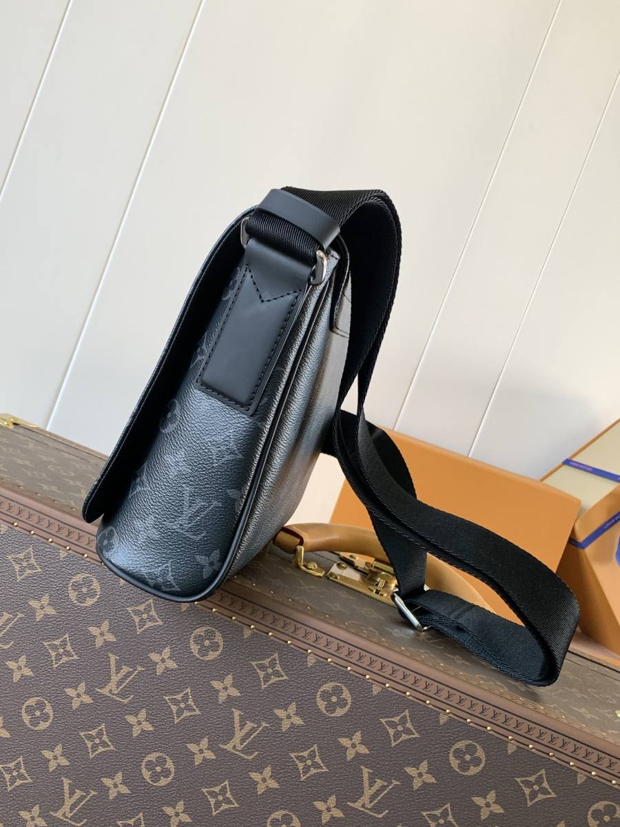 Louis Vuitton District Small M44000 21 x 16 x 6 B574