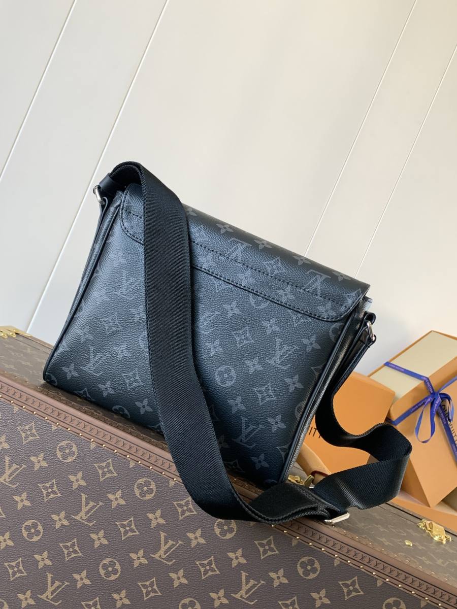 Louis Vuitton District Small M44000 21 x 16 x 6 B574