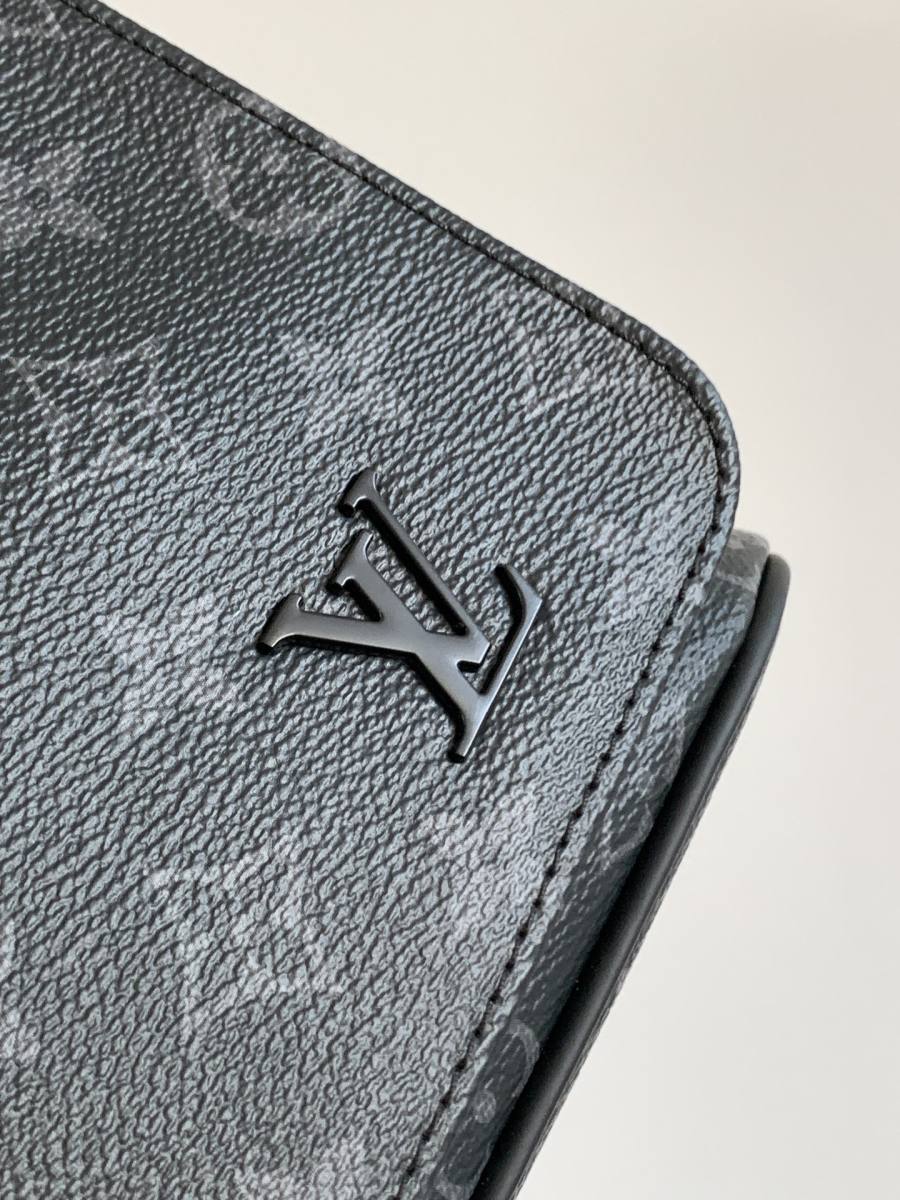 Louis Vuitton District Small M44000 21 x 16 x 6 B574