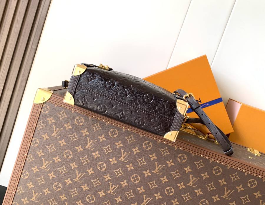 Louis Vuitton Handbag M26304 5B39