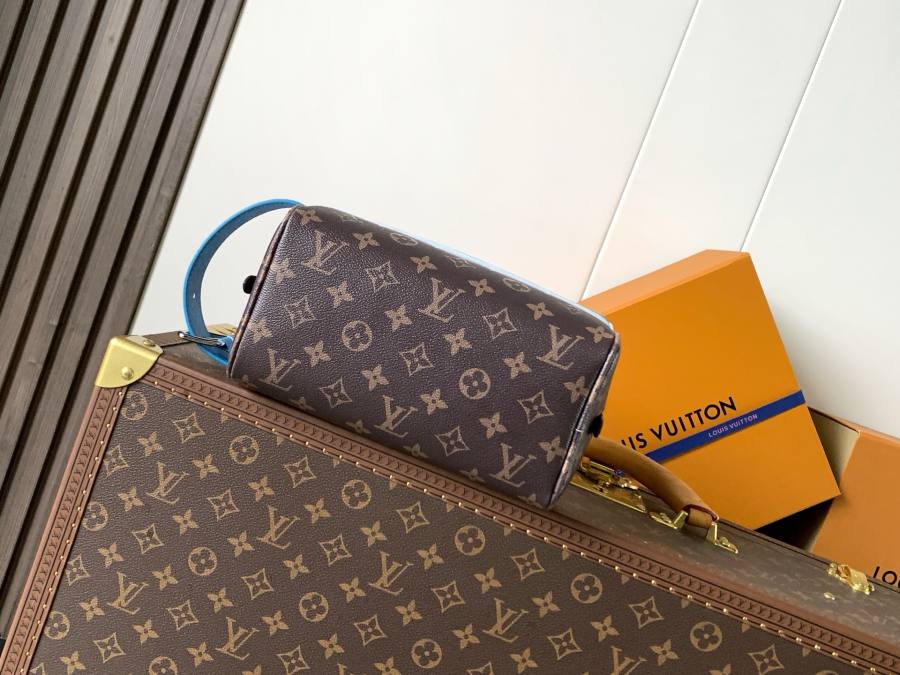 Louis Vuitton Locker Dopp Kit M28228 24 x 15 x 12 CF4E