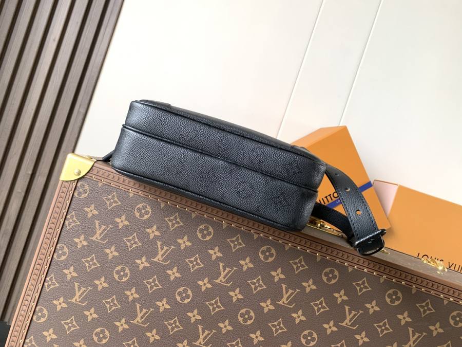Louis Vuitton Nil Messenger M26783 27 x 20 x 7 5EC0