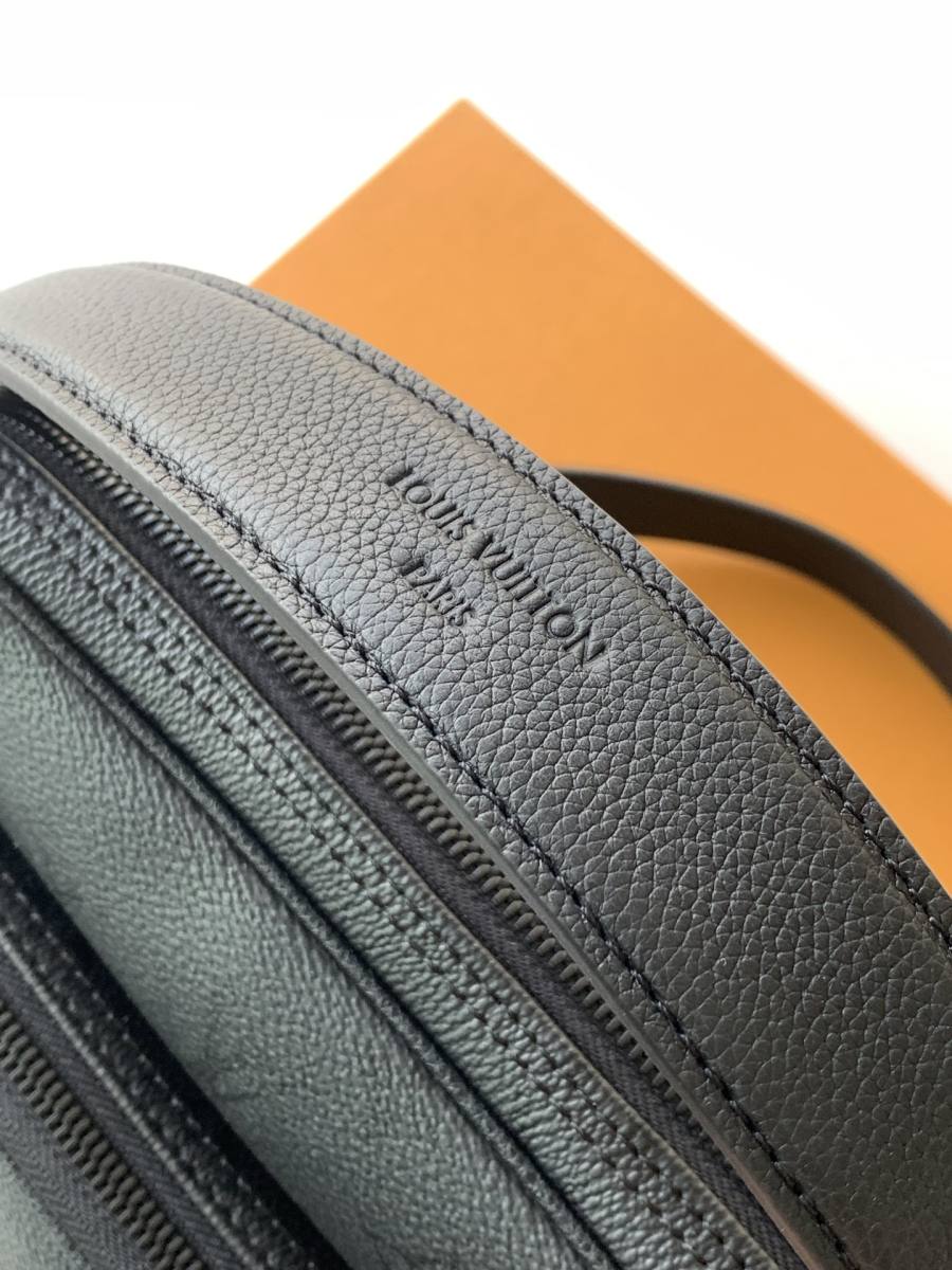 Louis Vuitton Nil Messenger M26783 27 x 20 x 7 5EC0