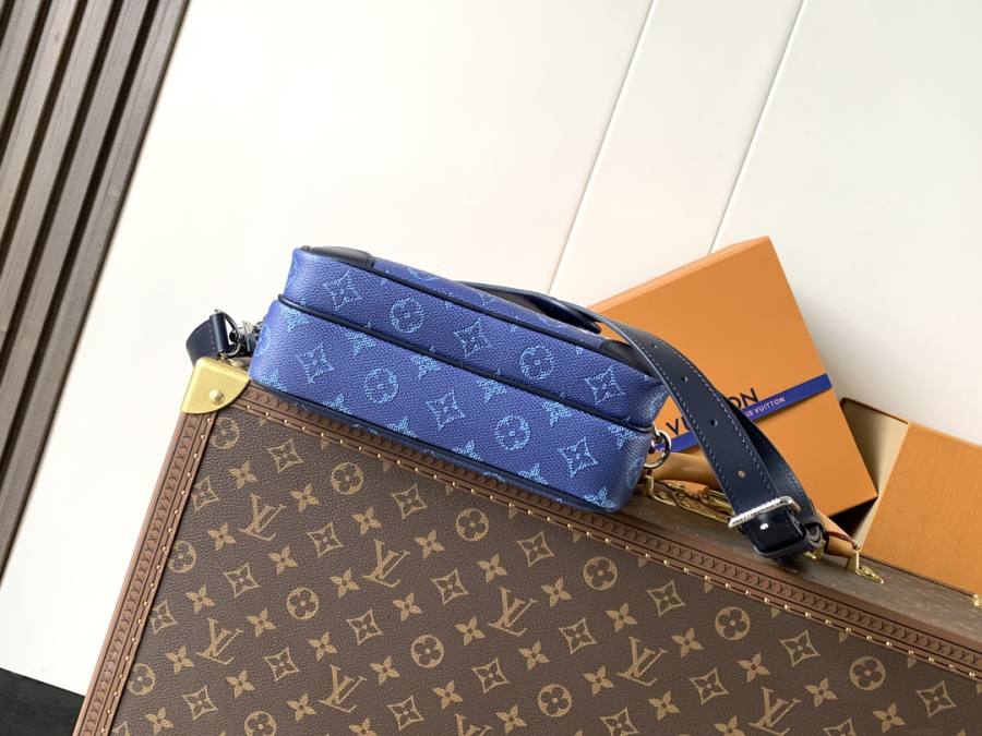 Louis Vuitton Nil Messenger M26823 27 x 20 x 7 F7D5