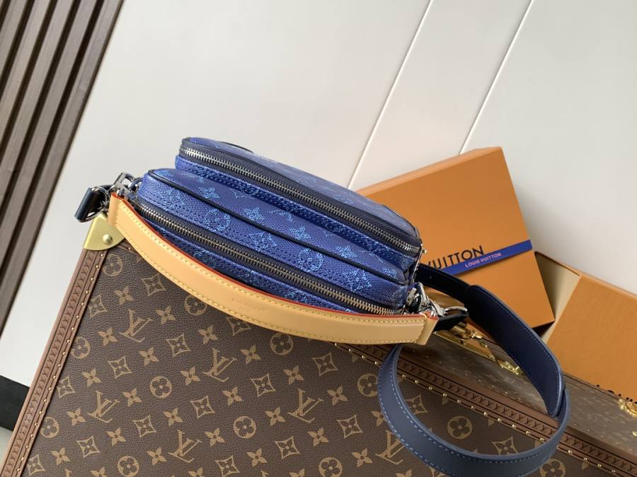 Louis Vuitton Nil Messenger M26823 27 x 20 x 7 F7D5