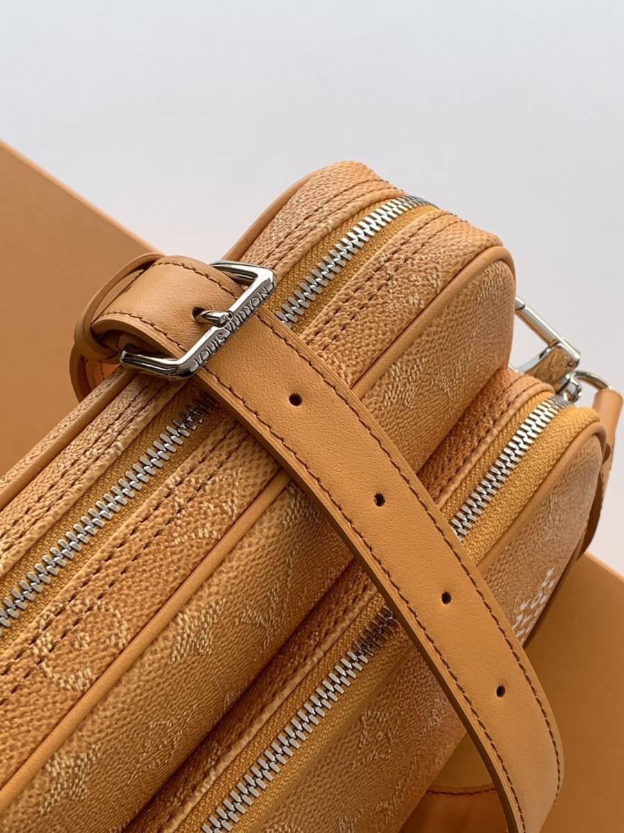 Louis Vuitton Nil Messenger M27232 27 x 20 x 7 4C0F