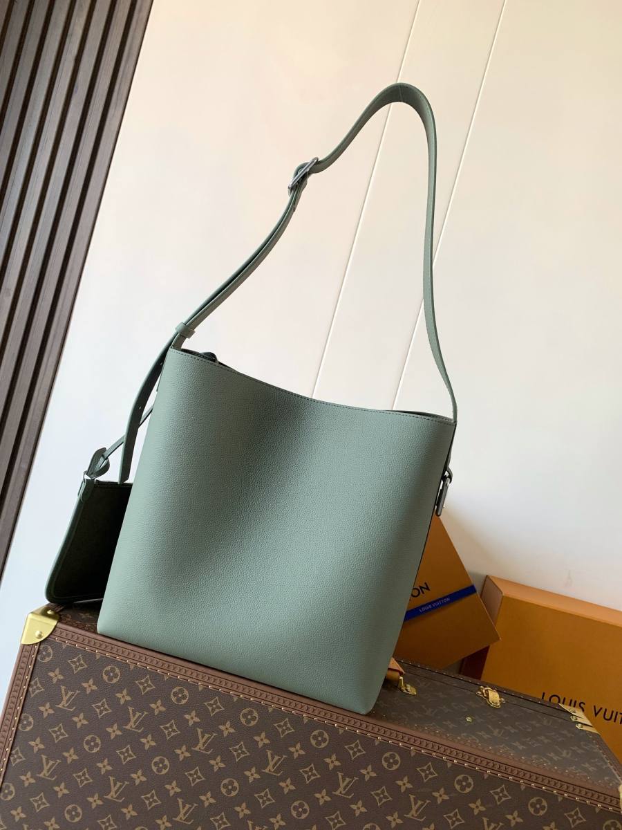 Louis Vuitton Verso Hobo M26747 32 x 24 x 12 949F