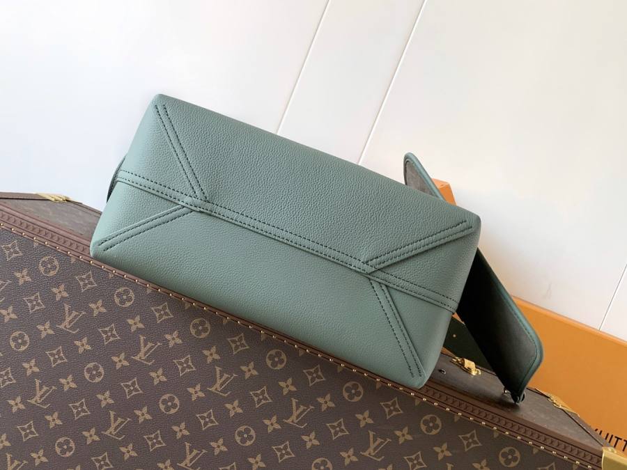 Louis Vuitton Verso Hobo M26747 32 x 24 x 12 949F